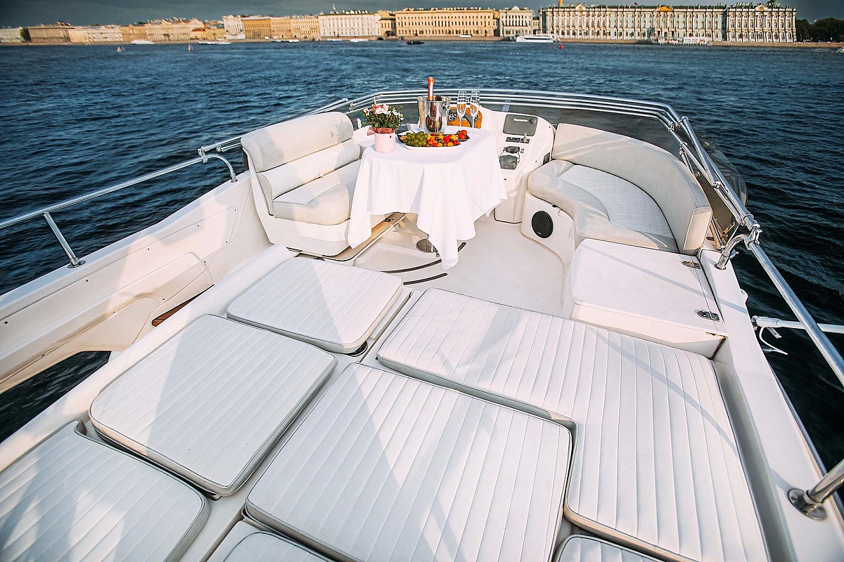 Аренда моторной яхты Sealine 39 АМО в Санкт-Петербурге